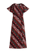 Maxikleid aus schwarzem Stoff mit diagonalen roten Blumenmustern, Polka-Dots, schwingenden Ärmeln und einem V-Ausschnitt. Enthält eine Schlüsselöffnung im Rücken.