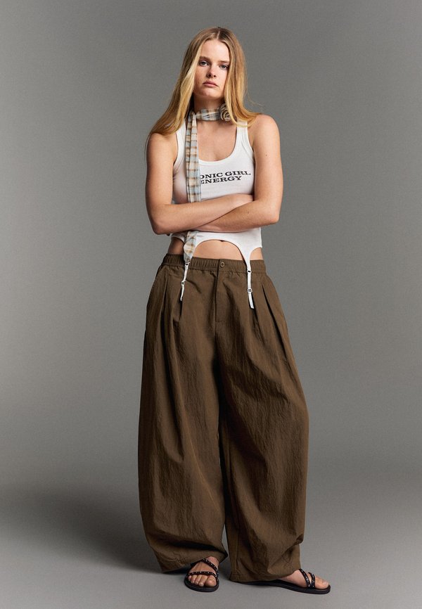 Bershka TECHNICAL CROPPED VOLUMINOUS - TROUSERS - Trousers - dark brown