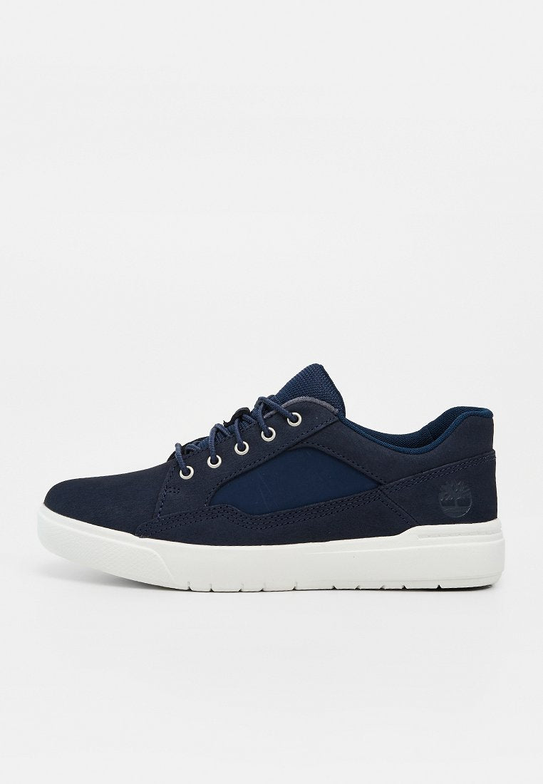 Marineblaue Sneaker mit niedrigem Schaft, weißer Sohle, Schnürverschluss und gepolstertem Kragen, seitliches Logo nahe der Ferse geprägt.