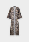 Leopardenmuster-Kimono im lässigen Schnitt mit kurzen Ärmeln, offenem Vorderteil und seidigem Material. Die Farbpalette umfasst Schwarz, Braun und Beige.