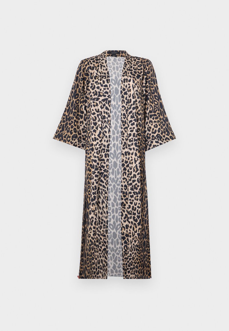 Leopardenmuster-Kimono im lässigen Schnitt mit kurzen Ärmeln, offenem Vorderteil und seidigem Material. Die Farbpalette umfasst Schwarz, Braun und Beige.