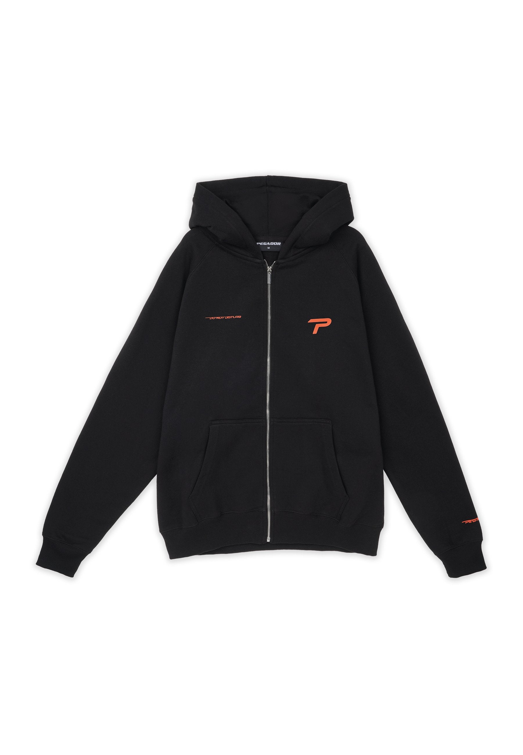 Schwarze Zip-Hoodie aus einem Baumwollmischgewebe mit Kängurutasche. Mit orangenen Logoakzenten auf der Brust und dem Ärmel.