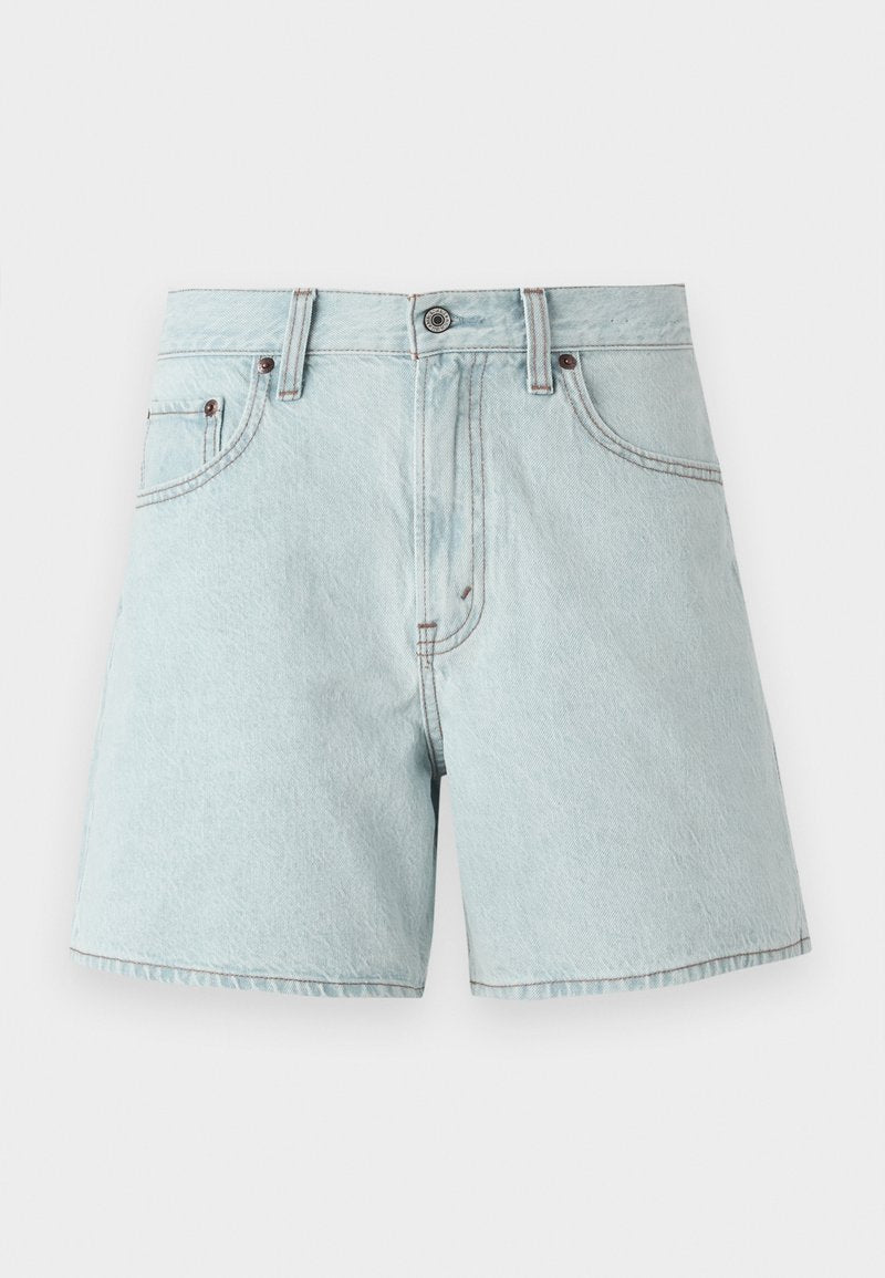 Hellblaue Denim-Shorts mit hoher Taille, ausgestattet mit zwei Fronttaschen, einem Knopfverschluss und seitlichen Nahtdetails.