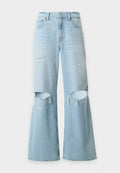Hellblaue Jeans mit weitem Bein, hoher Taille und abgenutzten Rissen an beiden Knien sowie einem kleinen Riss am linken Oberschenkel.