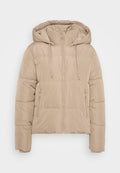Beige gepolsterte Winterjacke mit Kapuze, Frontreißverschluss, Kordelzügen und zwei seitlichen Reißverschlusstaschen, auf weißem Hintergrund dargestellt.