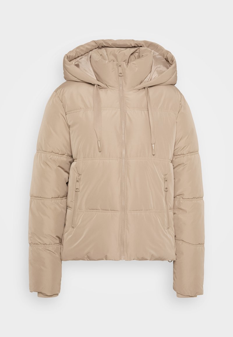 Beige gepolsterte Winterjacke mit Kapuze, Frontreißverschluss, Kordelzügen und zwei seitlichen Reißverschlusstaschen, auf weißem Hintergrund dargestellt.