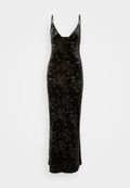 Schwarzes Samt-Maxikleid mit Blumenmuster, dünnen Trägern und tiefem V-Ausschnitt, glatter Textur und figurbetonter Silhouette.