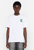 Weißes Baumwoll-T-Shirt mit kurzen Ärmeln, das ein grünes gesticktes Logo auf der linken Brust zeigt. Gerader Schnitt und weiche Textur.