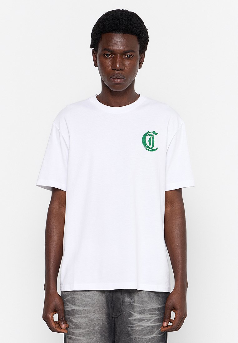 Weißes Baumwoll-T-Shirt mit kurzen Ärmeln, das ein grünes gesticktes Logo auf der linken Brust zeigt. Gerader Schnitt und weiche Textur.