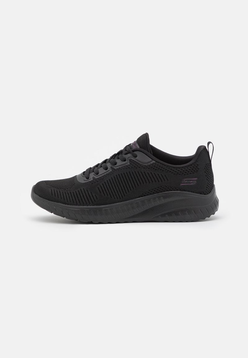 Schwarzer Sportschuh mit einem Obermaterial aus Mesh, strukturierten Paneelen, Schnürdesign und einer gepolsterten Sohle. Mit einem Zugband an der Ferse.