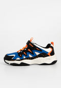 Sport Schuh mit einem schwarzen, blauen und orangen Obermaterial aus Synthetik, Mesh-Einsätzen für Atmungsaktivität, einem Klettverschluss und einer weißen Gummisohle.