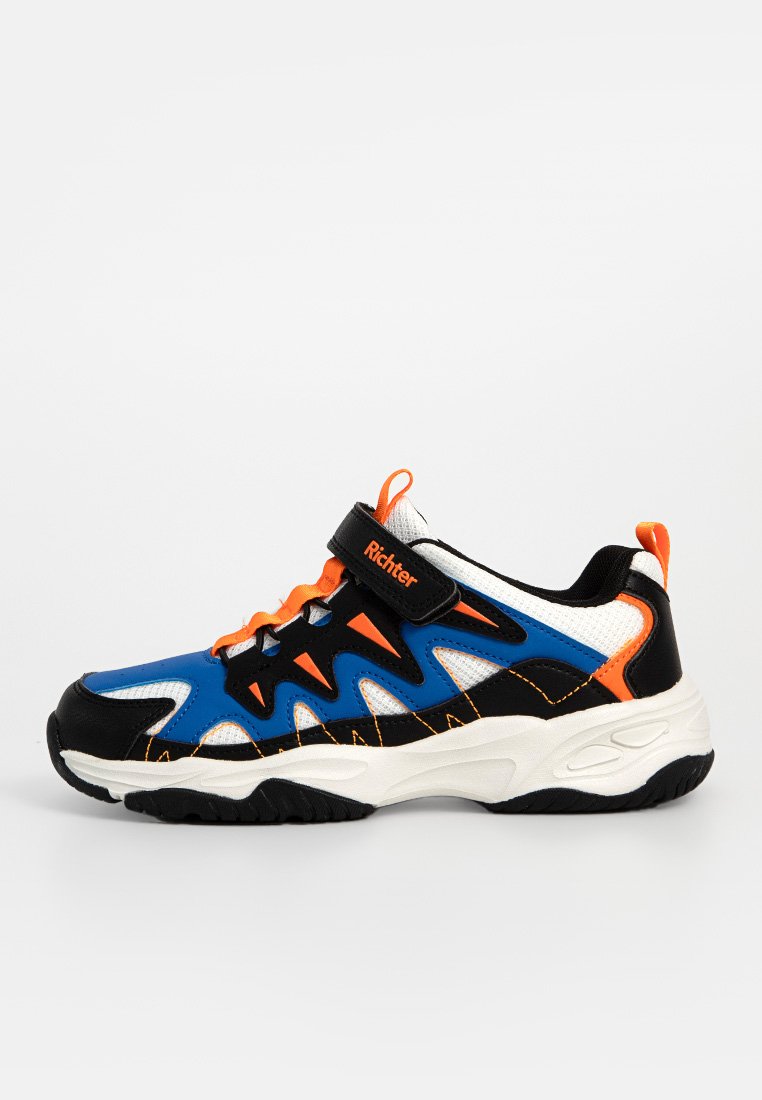Sport Schuh mit einem schwarzen, blauen und orangen Obermaterial aus Synthetik, Mesh-Einsätzen für Atmungsaktivität, einem Klettverschluss und einer weißen Gummisohle.