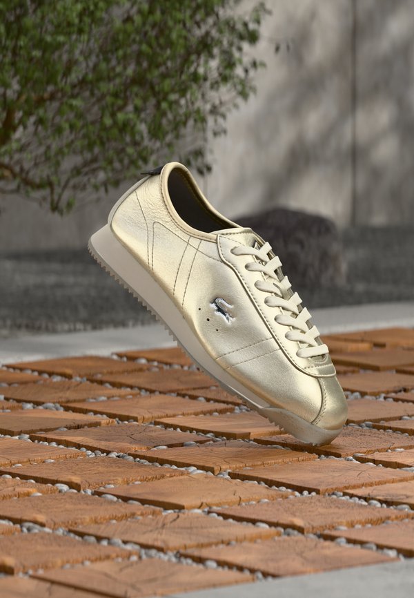 Lacoste CLUB LOW 126 - Trainers - gold-coloured/off white