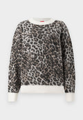 Leopardenmuster-Pullover aus weichtexturiertem Material, mit rundem Ausschnitt sowie cremefarbenem Rippbund und -manschetten. Die Farbgebung umfasst Schwarz, Braun und cremefarbene Töne.