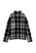 Schwarz-weißer, fusselfreier, karierter Langarmpullover mit hohem Kragen, flach auf einem weißen Hintergrund präsentiert.