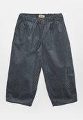 Grau-schwarz gestreifte Hose aus weichem Stoff mit elastischem Bund, vorne plissiert und weitem Bein, die eine legere und bequeme Passform bietet.
