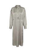 Langärmliges Kleid aus hellgrauem Satin; mit einem kragenlosen Ausschnitt und schwarzen Polka-Dots. Lockere Passform mit tailliertem Bund.