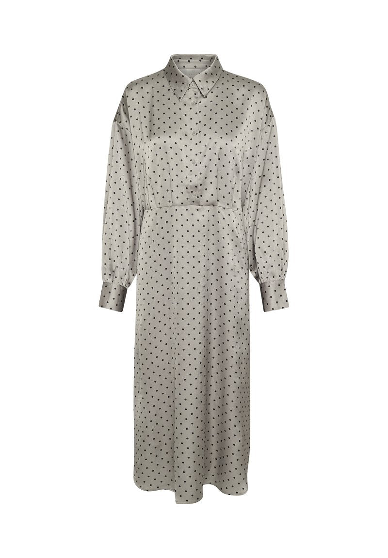 Langärmliges Kleid aus hellgrauem Satin; mit einem kragenlosen Ausschnitt und schwarzen Polka-Dots. Lockere Passform mit tailliertem Bund.