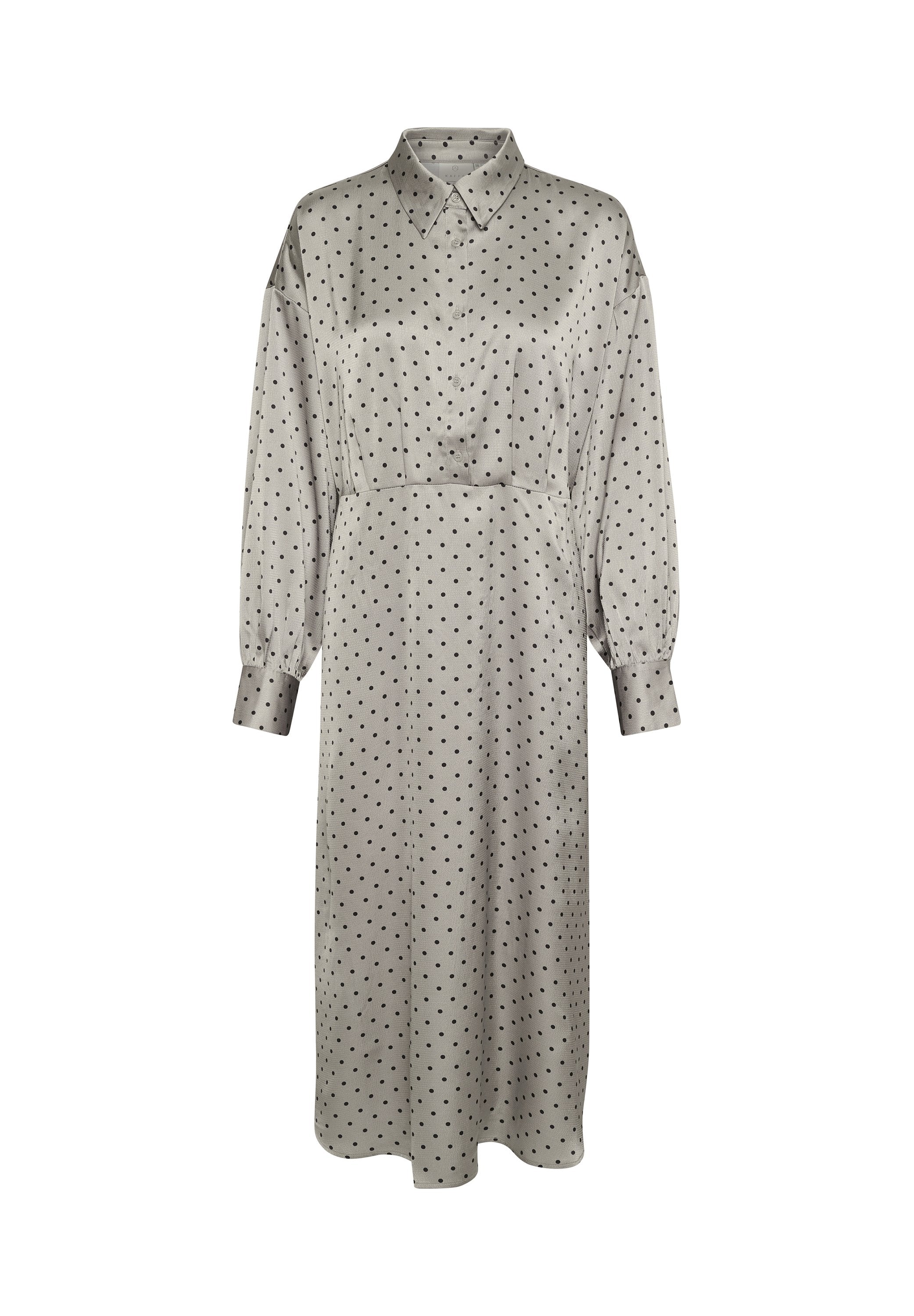 Langärmliges Kleid aus hellgrauem Satin; mit einem kragenlosen Ausschnitt und schwarzen Polka-Dots. Lockere Passform mit tailliertem Bund.