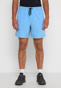 Hellblaue Badeshorts mit einem elastischen Bund und Kordelzug, die eine glatte Textur und eine lässige Passform bieten. Schwarze Akzente sind vorhanden.