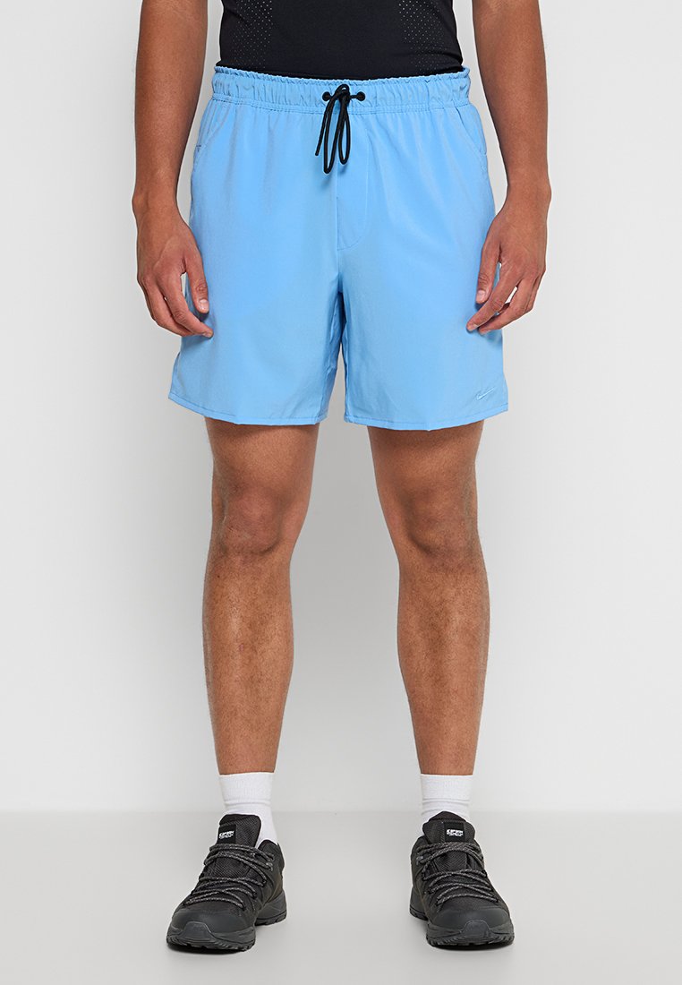 Hellblaue Badeshorts mit einem elastischen Bund und Kordelzug, die eine glatte Textur und eine lässige Passform bieten. Schwarze Akzente sind vorhanden.