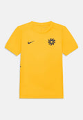 Gelbes Sportshirt mit kurzen Ärmeln, schwarzem Nike-Logo auf der linken Brust und einem stilisierten kreisförmigen Emblem auf der rechten Brust.