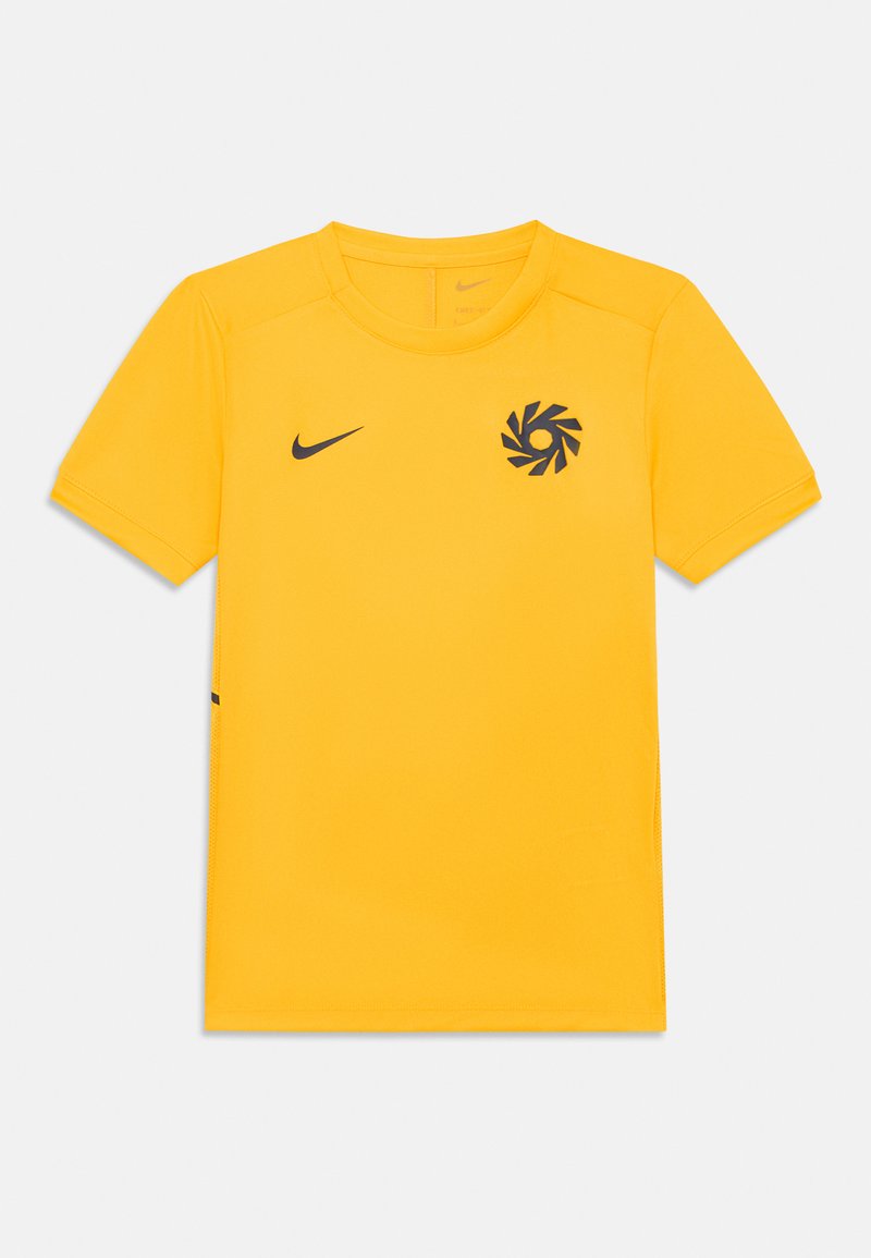 Gelbes Sportshirt mit kurzen Ärmeln, schwarzem Nike-Logo auf der linken Brust und einem stilisierten kreisförmigen Emblem auf der rechten Brust.