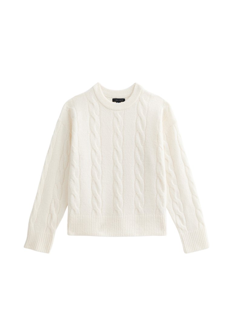 Weißer, kabelgestrickter Wollpullover mit langen Ärmeln und gerippten Bündchen und Saum, runder Ausschnitt, auf weißem Hintergrund präsentiert.
