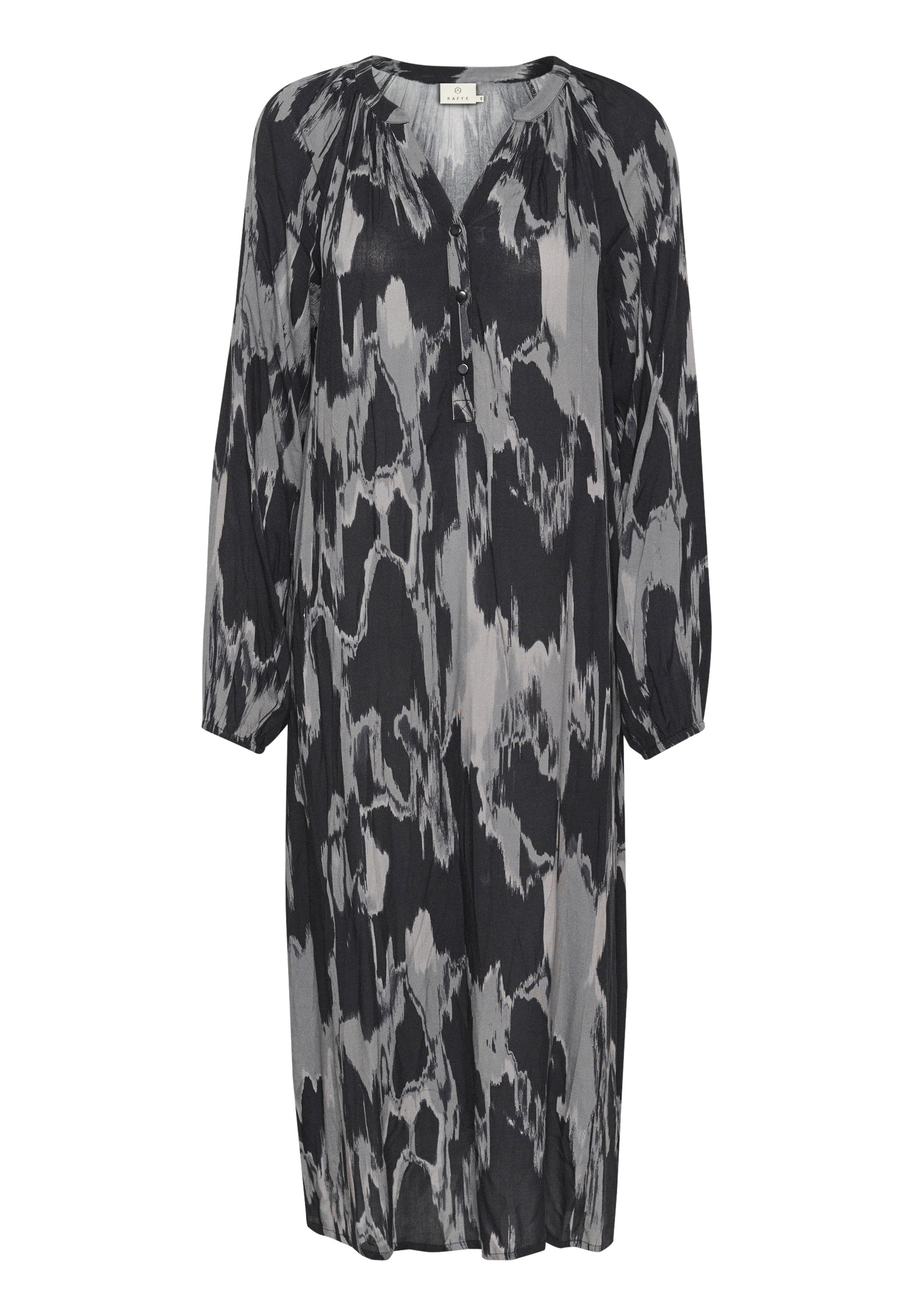 Langes, locker sitzendes Kleid mit abstraktem Muster in Schwarz und Grau. Hergestellt aus leichtem Stoff mit V-Ausschnitt und Knopfdetail an der Brust.