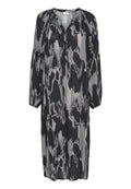 Langes, locker sitzendes Kleid mit abstraktem Muster in Schwarz und Grau. Hergestellt aus leichtem Stoff mit V-Ausschnitt und Knopfdetail an der Brust.