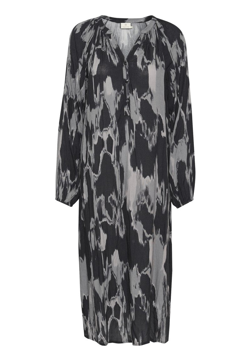Langes, locker sitzendes Kleid mit abstraktem Muster in Schwarz und Grau. Hergestellt aus leichtem Stoff mit V-Ausschnitt und Knopfdetail an der Brust.