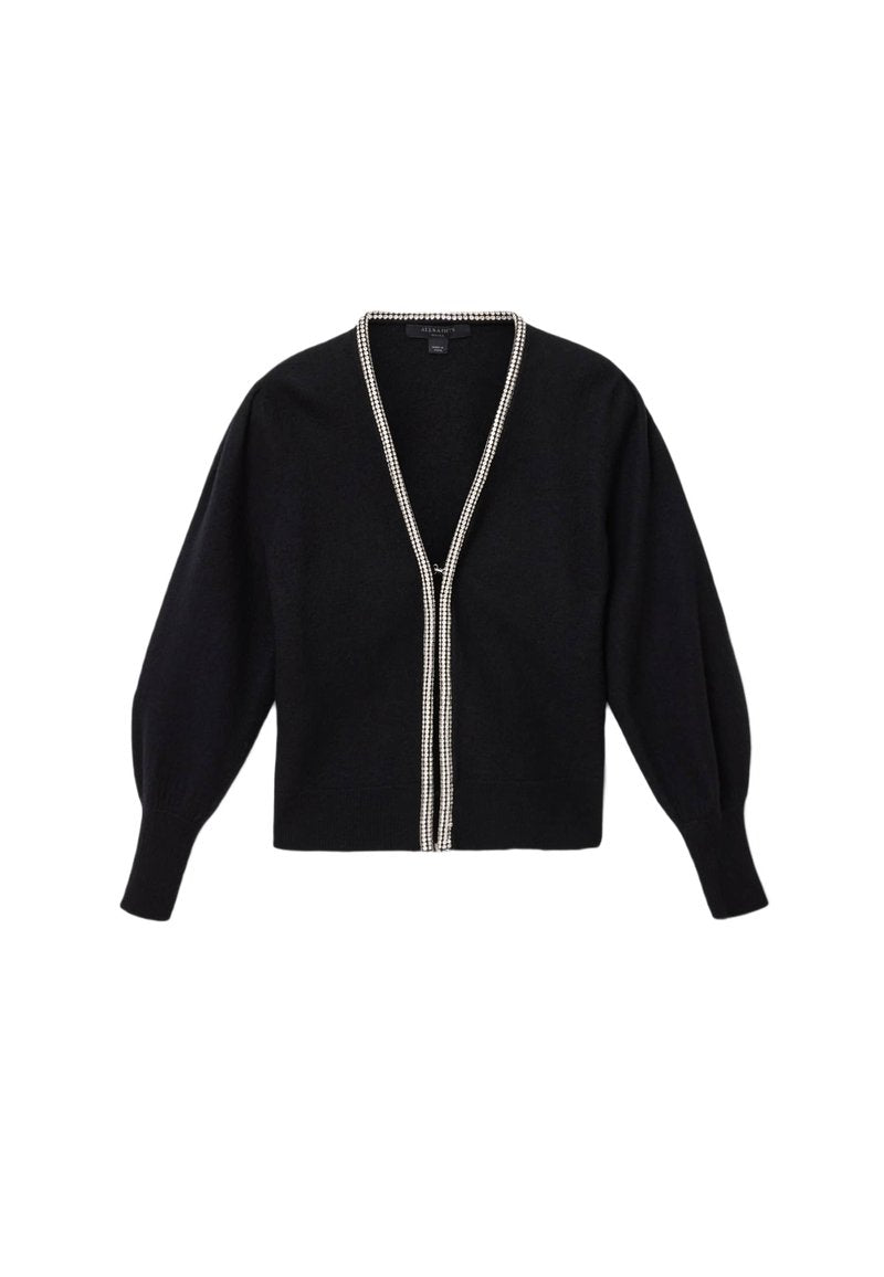 Schwarze Strickjacke mit V-Ausschnitt, tiefen Ärmeln und dekorativen weißen Perlen entlang der offenen Front. Weiches Material und taillierte Säume.