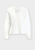 Weiße langärmlige Damenbluse mit V-Ausschnitt, vorderen Schnürverschlüssen und gesammeltem Peplum-Saum, vor einfachem Hintergrund präsentiert.