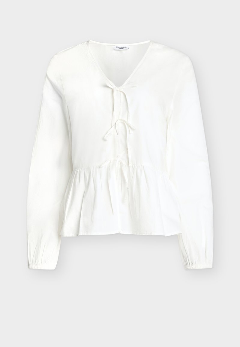 Weiße langärmlige Damenbluse mit V-Ausschnitt, vorderen Schnürverschlüssen und gesammeltem Peplum-Saum, vor einfachem Hintergrund präsentiert.