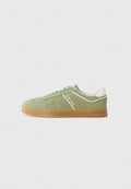 Grüne Wildledersneaker mit einem weißen Lederakzentstreifen, Schnürverschluss und Gummi-Laufsohle. Flaches Design mit abgerundetem Zehenbereich für legere Kleidung.