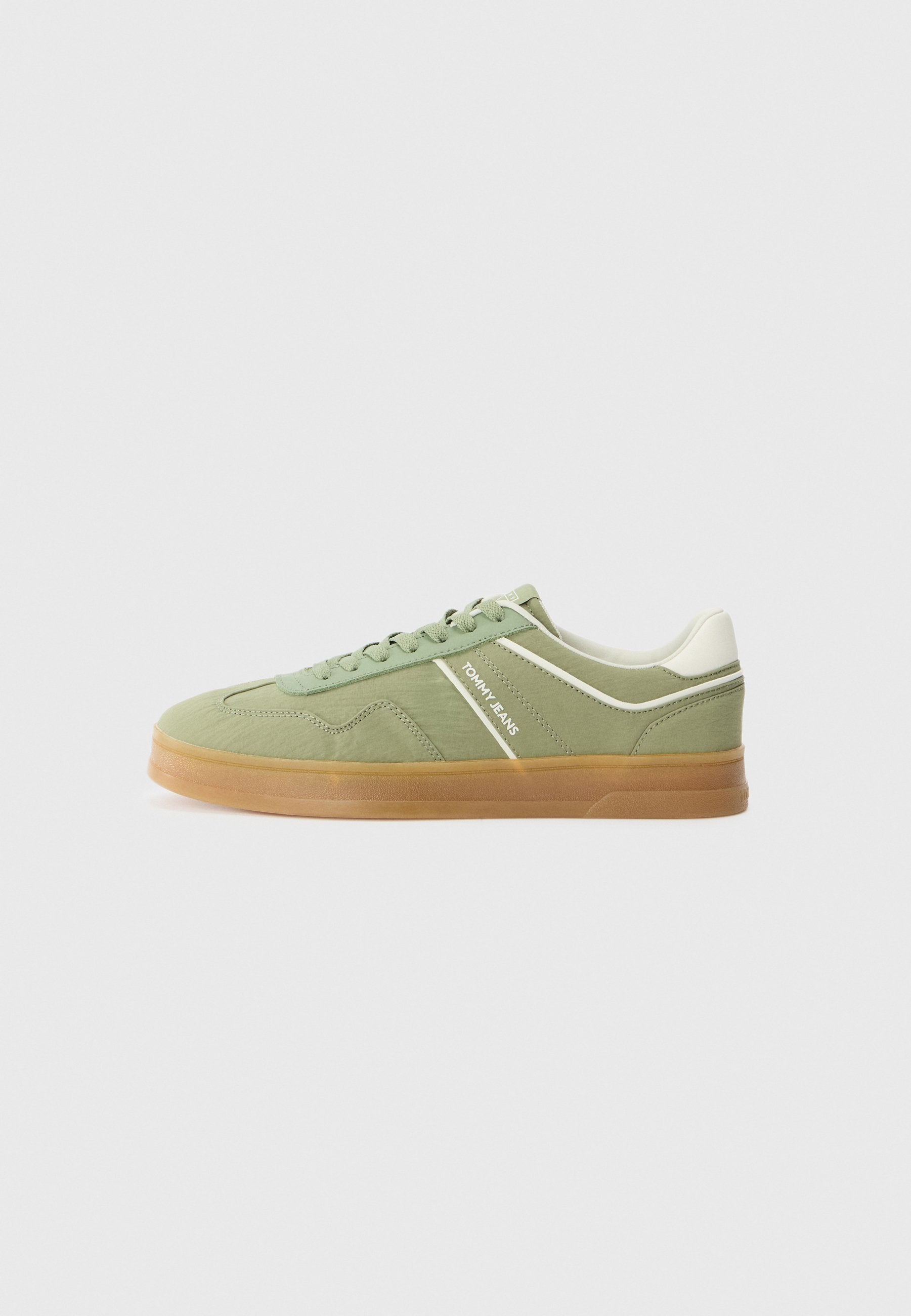 Grüne Wildledersneaker mit einem weißen Lederakzentstreifen, Schnürverschluss und Gummi-Laufsohle. Flaches Design mit abgerundetem Zehenbereich für legere Kleidung.