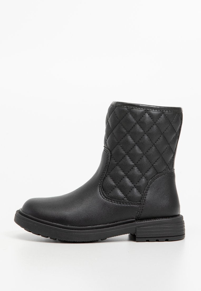 Schwarze Knöchelboots mit einer gesteppten Textur im Obermaterial, aus glattem synthetischen Material, mit einem niedrigen Blockabsatz und Gummisohle.