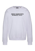 Weißes Sweatshirt mit Rundhalsausschnitt und langen Ärmeln. Mit grauem Text "NEW YORK CITY SCHOTT 1913" auf der Brust. Weiches Material.