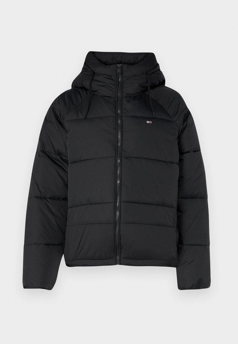 Schwarze gepolsterte Jacke mit Kapuze, ausgestattet mit einem frontalen Reißverschluss, verstellbaren Kordeln und gestepptem Design. Weicher, leichter Stoff.