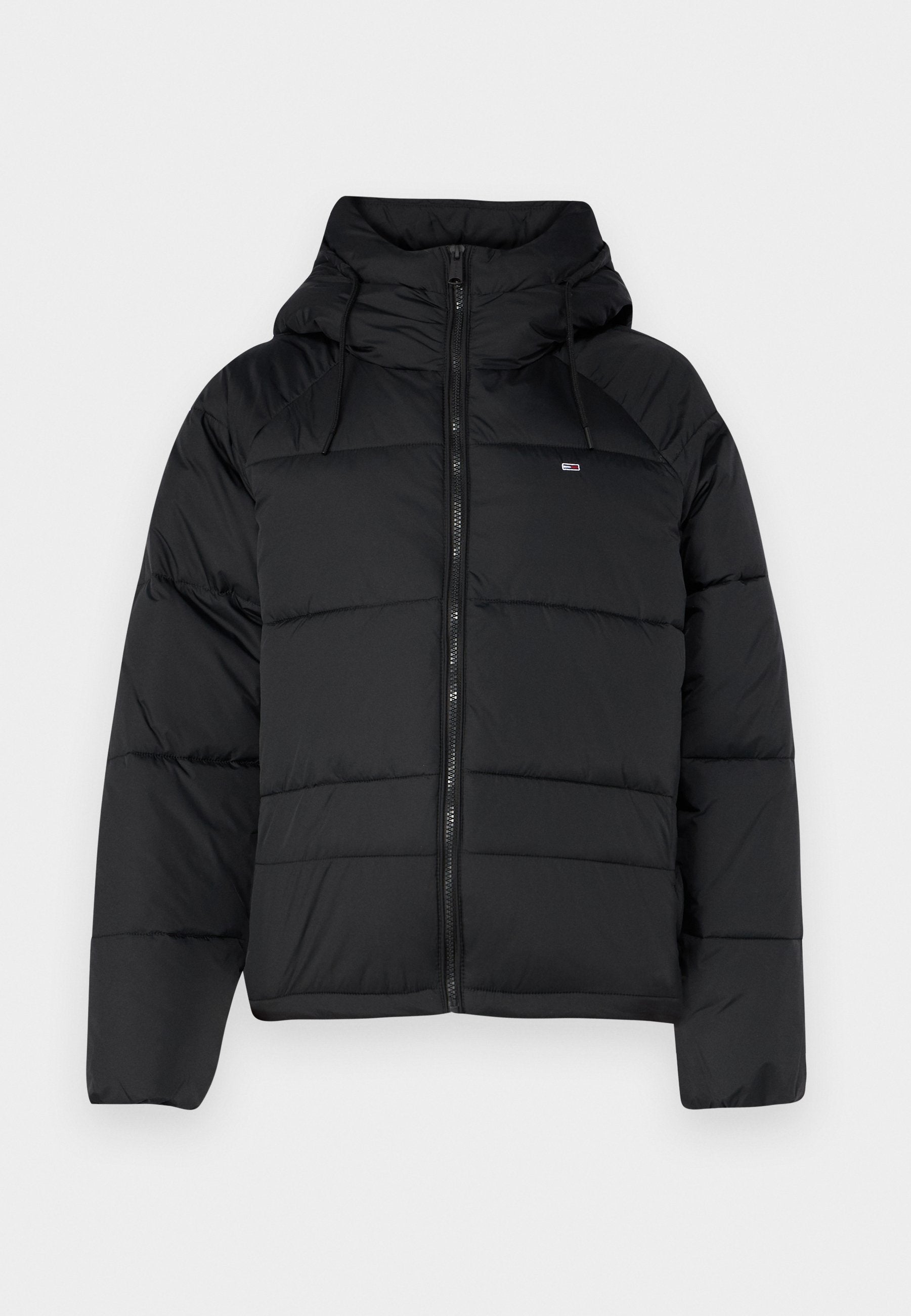 Schwarze gepolsterte Jacke mit Kapuze, ausgestattet mit einem frontalen Reißverschluss, verstellbaren Kordeln und gestepptem Design. Weicher, leichter Stoff.