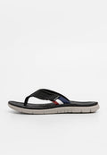 Schwarze Flip-Flops mit Gummisohle, versehen mit einem strukturierten Fußbett, Stoffriemen und einem farbigen Akzentband in Rot, Weiß und Blau.