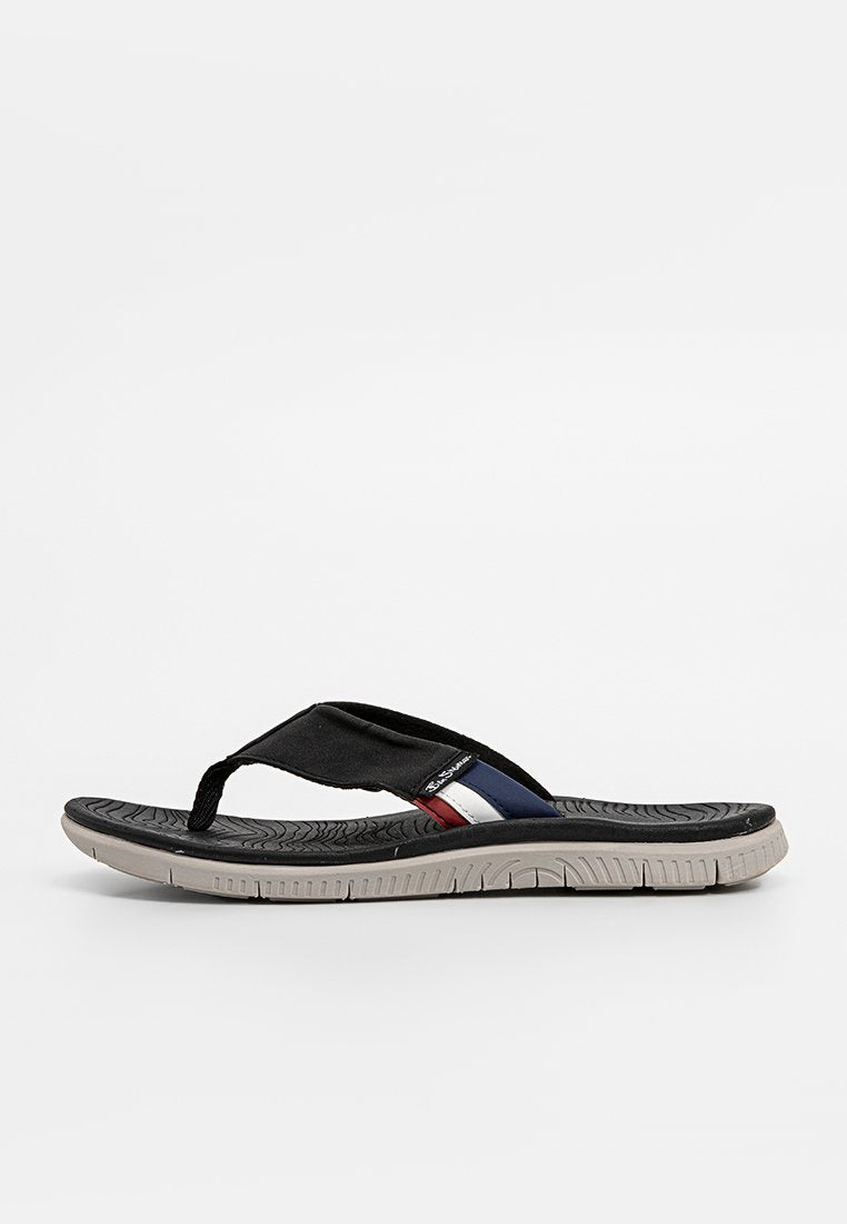 Schwarze Flip-Flops mit Gummisohle, versehen mit einem strukturierten Fußbett, Stoffriemen und einem farbigen Akzentband in Rot, Weiß und Blau.