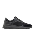 Schwarzer Sneaker mit niedrigem Schaft, Mesh- und Lederpaneelen, Schnürverschluss, gepolstertem Kragen und dicker Gummisohle, seitlich dargestellt.