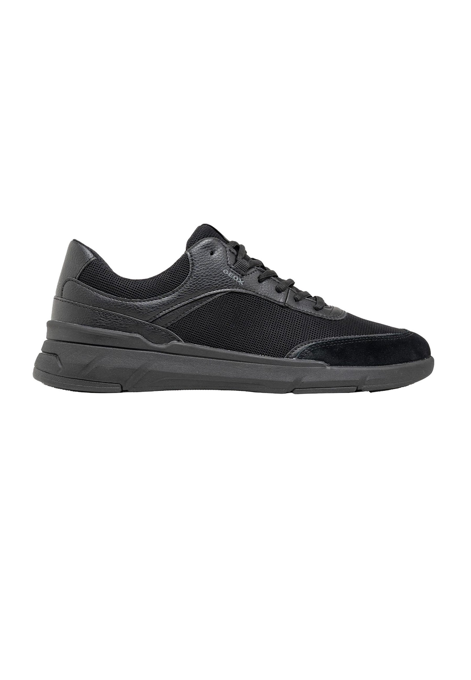 Schwarzer Sneaker mit niedrigem Schaft, Mesh- und Lederpaneelen, Schnürverschluss, gepolstertem Kragen und dicker Gummisohle, seitlich dargestellt.
