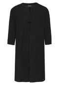 Schwarzes Leinenkleid mit Mandarin-Kragen, Dreiviertelärmeln, plissierten Vorderdetails und lässiger Passform, ausgestattet mit einem kleinen Markenakzent.
