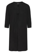 Schwarzes Leinenkleid mit Mandarin-Kragen, Dreiviertelärmeln, plissierten Vorderdetails und lässiger Passform, ausgestattet mit einem kleinen Markenakzent.