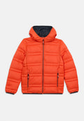 Helles orangefarbenes Steppjacke mit Kapuze, Frontreißverschluss, zwei seitlichen Reißverschlusstaschen und schwarzem Innenfutter am Kragen und an den Bündchen.
