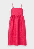 Rotes, gekräuseltes Stoffkleid mit dünnen, verstellbaren Trägern, gemustertem Oberteil und einem lockeren, fließenden Rock, der bis zur Wade reicht.