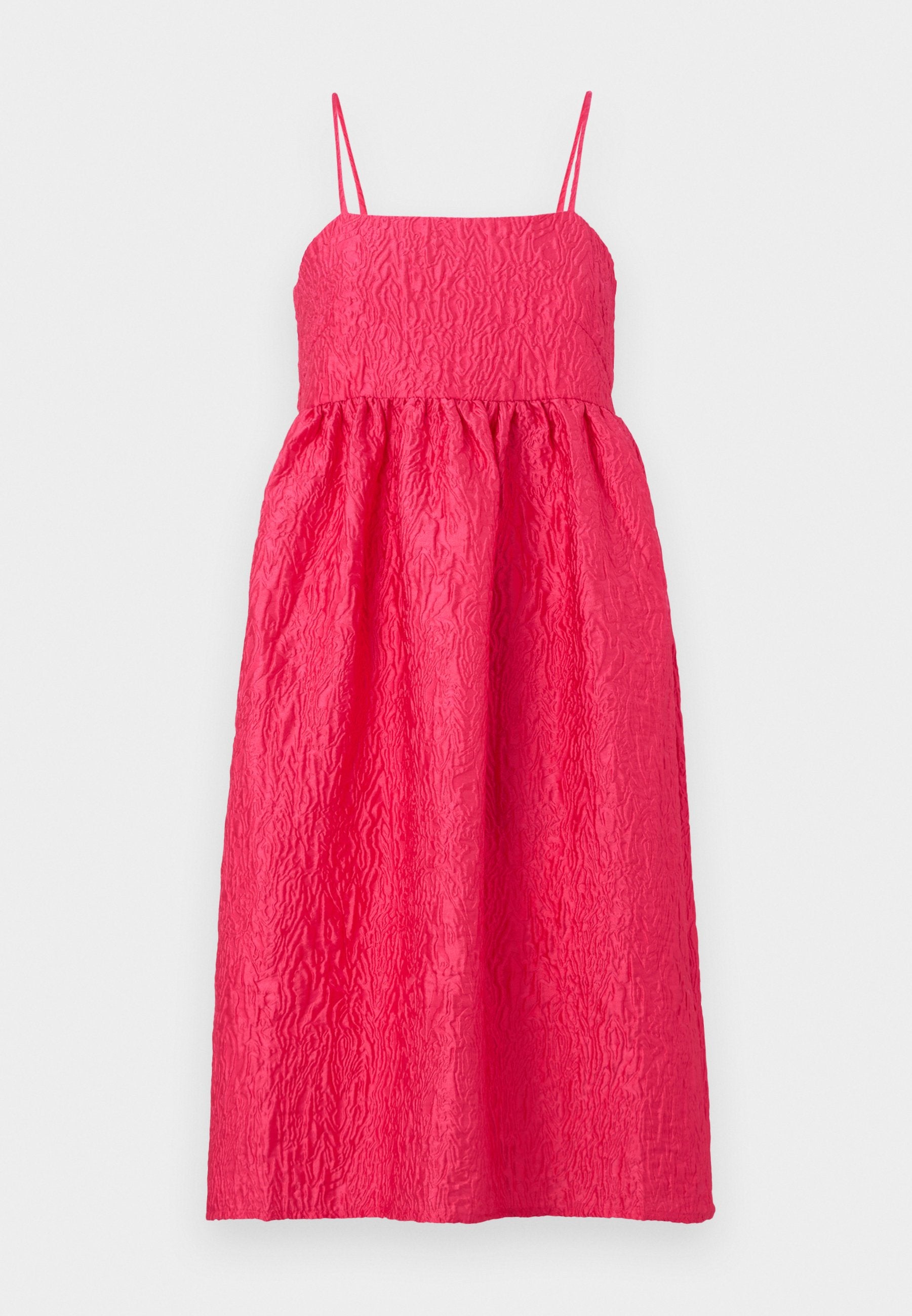 Rotes, gekräuseltes Stoffkleid mit dünnen, verstellbaren Trägern, gemustertem Oberteil und einem lockeren, fließenden Rock, der bis zur Wade reicht.