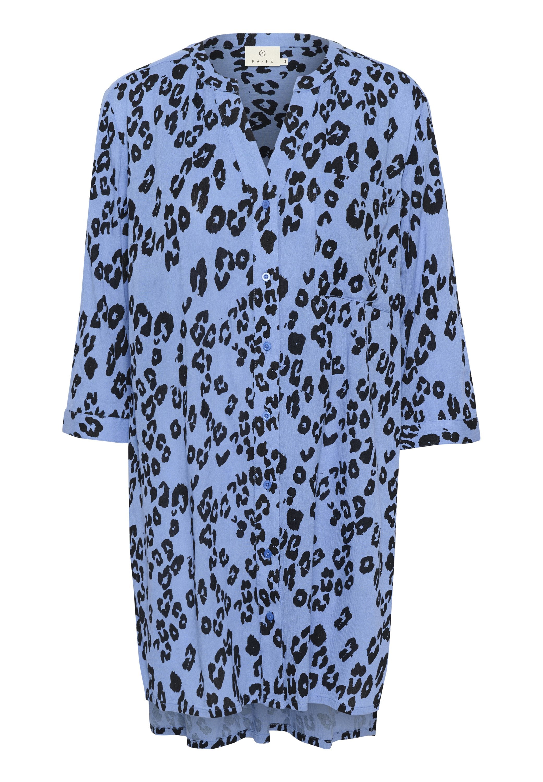 Blaue Leopardenmuster-Bluse mit Dreiviertelärmeln, Knopfverschluss, einer Vorderseite-Tasche und einem lockeren Schnitt. Hergestellt aus leichtem Stoff.